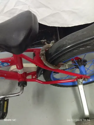 Bicicleta infantil roja con ruedines