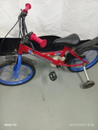 Bicicleta infantil roja con ruedines