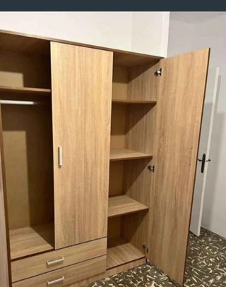 Armario de madera con puertas correderas