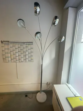 Lámpara de pie moderna plateada