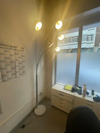 Lámpara de pie moderna plateada