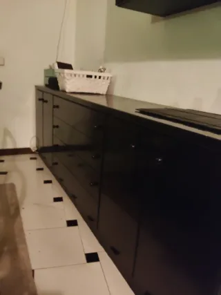 Cómoda de madera lacada en negro