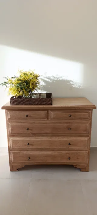 Cajonera maciza de haya.