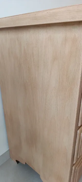 Cajonera maciza de haya.