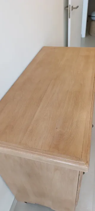 Cajonera maciza de haya.