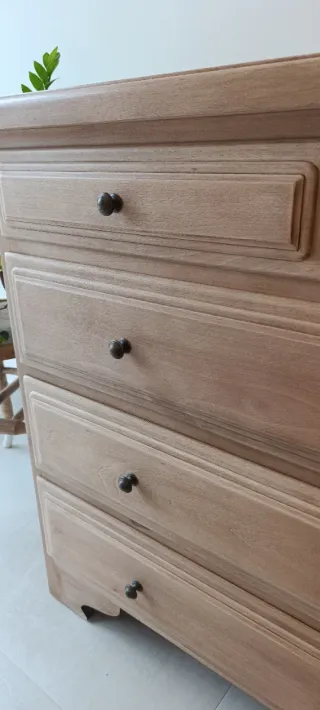 Cajonera maciza de haya.