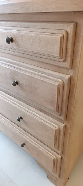 Cajonera maciza de haya.