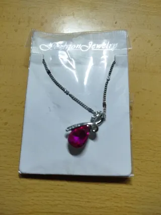 Collar lágrima rosa con cadena plateada