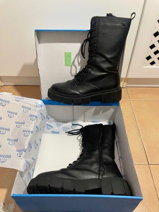 Botas con plataforna marca Mustang Talla 38