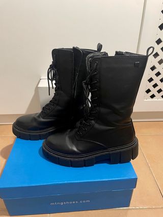 Botas con plataforna marca Mustang Talla 38