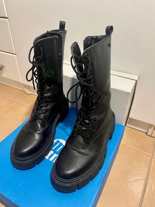 Botas con plataforna marca Mustang Talla 38