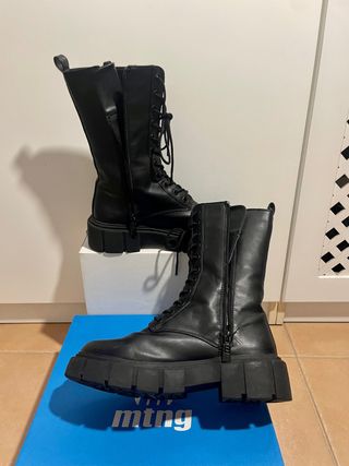 Botas con plataforna marca Mustang Talla 38