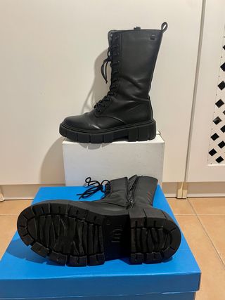 Botas con plataforna marca Mustang Talla 38