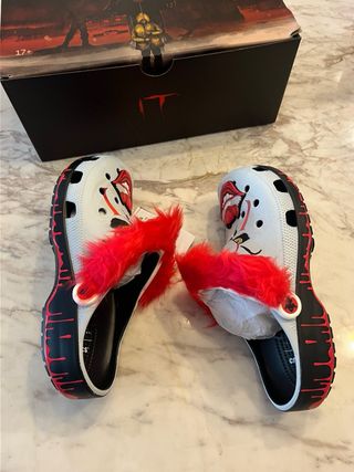 Crocs IT Pennywise Gris y Rojo 41-42