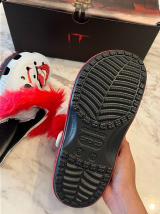 Crocs IT Pennywise Gris y Rojo 41-42