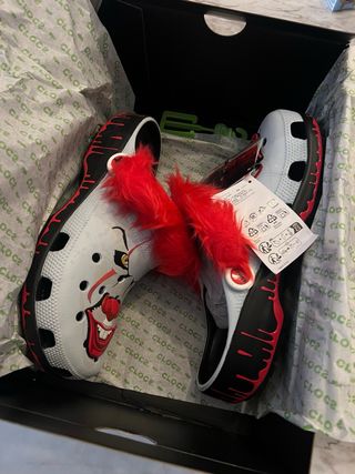 Crocs IT Pennywise Gris y Rojo 41-42