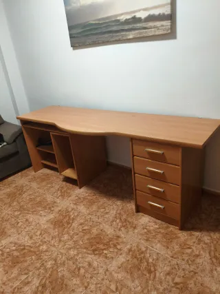 Escritorio madera beige con cajones