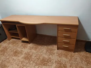 Escritorio madera beige con cajones