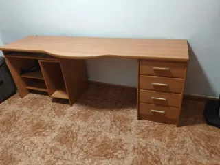 Escritorio madera beige con cajones