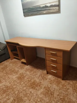 Escritorio madera beige con cajones