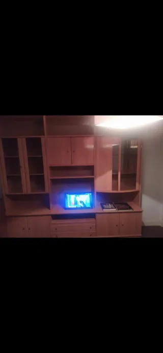 Mueble de salón de madera maciza, está como nuevo.