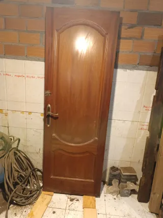 Puerta de madera maciza 70'5 ancho x 202 alto
