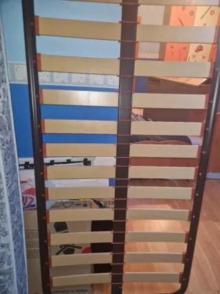 Cama de madera con colchón y armario