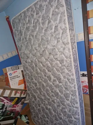 Cama de madera con colchón y armario