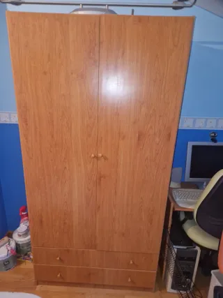 Cama de madera con colchón y armario