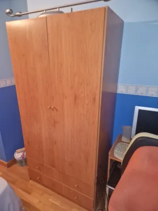 Cama de madera con colchón y armario