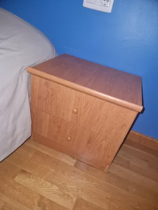 Cama de madera con colchón y armario