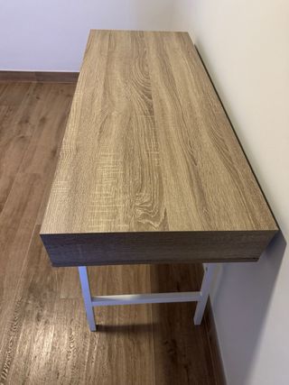 Mesa de estudio de diseño con silla .