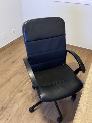 Mesa de estudio de diseño con silla .