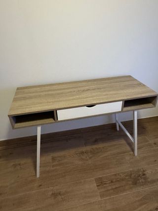 Mesa de estudio de diseño con silla .