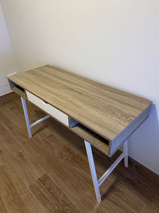 Mesa de estudio de diseño con silla .