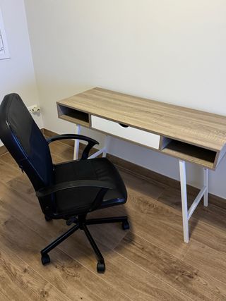 Mesa de estudio de diseño con silla .