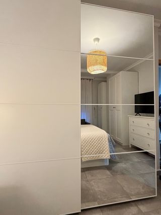 Armario blanco puertas correderas espejo