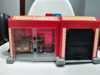 Estación de bomberos roja de juguete