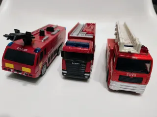 Estación de bomberos roja de juguete