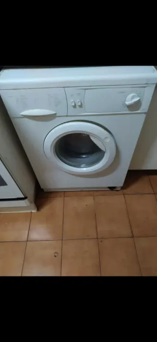 Lavadora blanca frontal