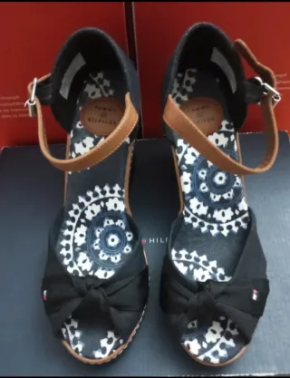 Cuñas Tommy Hilfiger Negras y Marrones