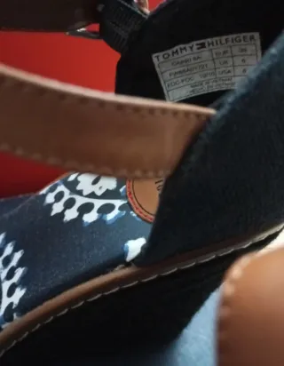 Cuñas Tommy Hilfiger Negras y Marrones