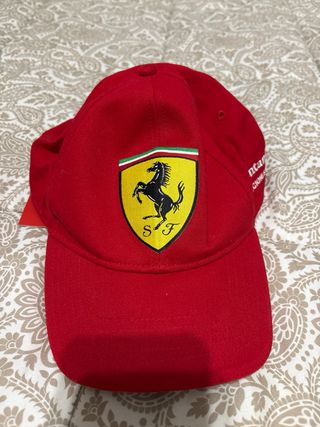 Pack Ferrari: Mochila y Gorra Roja