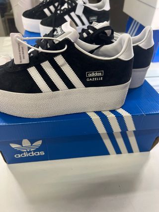 Zapatillas Adidas Negras y Blancas
