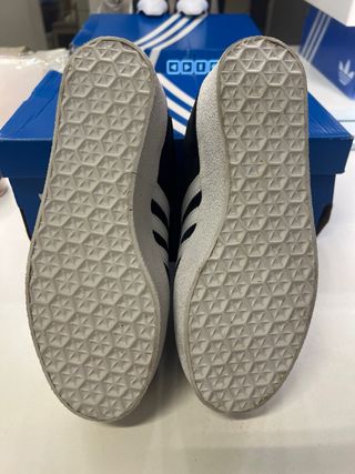 Zapatillas Adidas Negras y Blancas