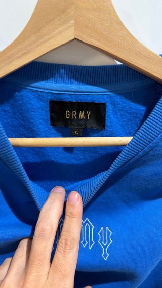 Sudadera Grimey Azul con Detalles Rosas