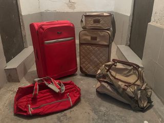 Lote de maletas de viaje rojas y beige