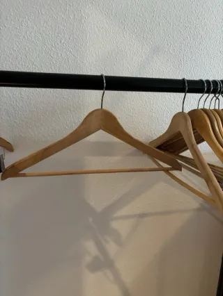 Pack 10 perchas madera con barra