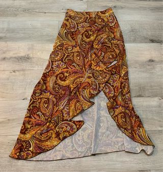 Falda larga estampada con volantes