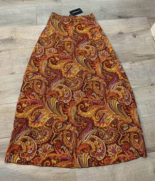 Falda larga estampada con volantes